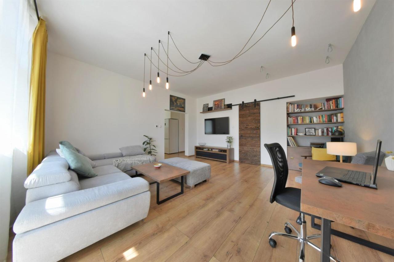 Big 75M2 Next To Opera Building In Direct Centrum, Air-Conditioned, Balcony, 24H Self Checking 반스카비스트리카 외부 사진
